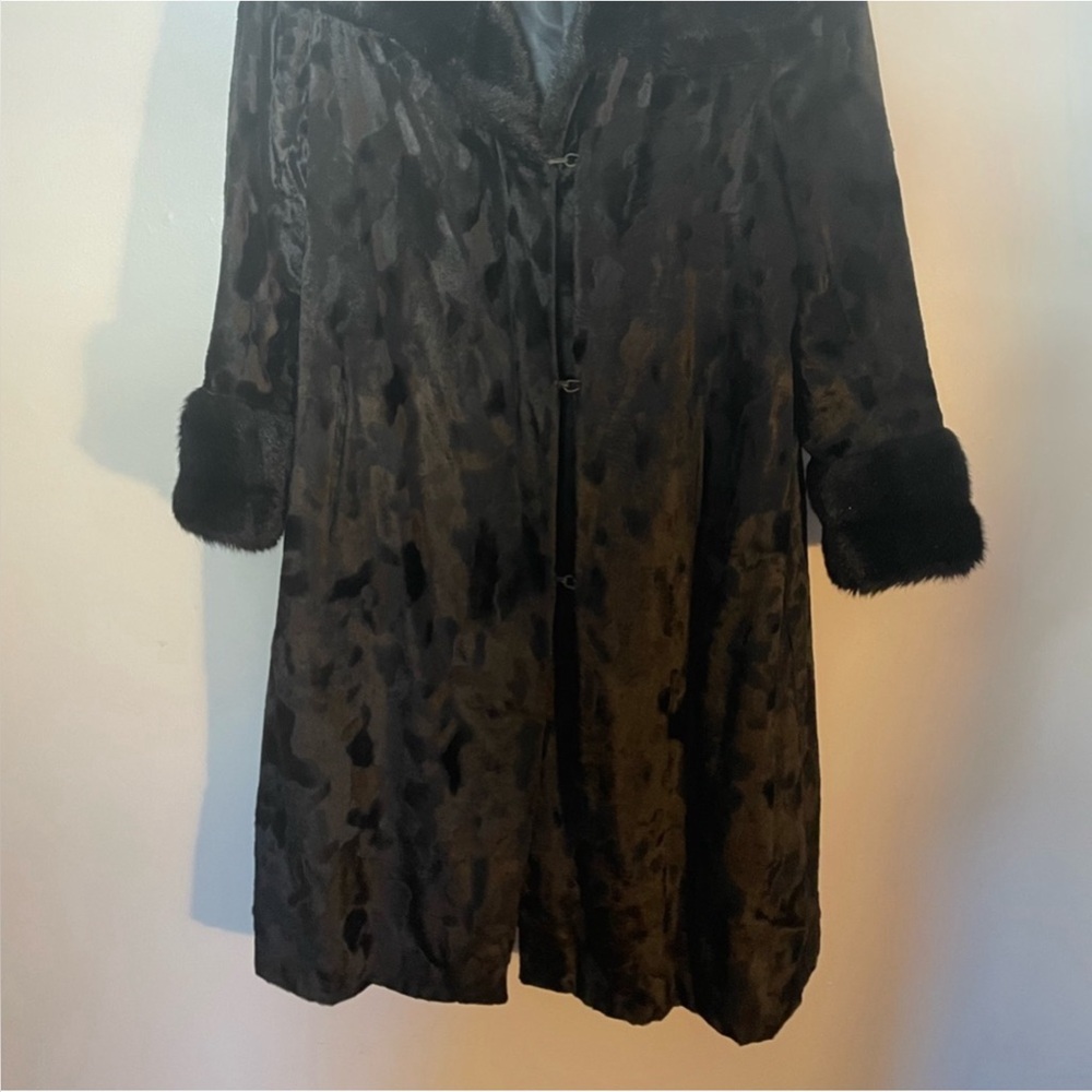 Vintage Elegant Black Fur-Trimmed Coat - Picture 4 of 6